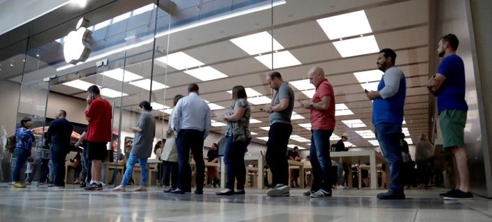 Ρώσος αρχιψυχίατρος: Οσοι περιμένετε στην ουρά για ένα iPhone, να το κοιτάξετε… (εικόνα)